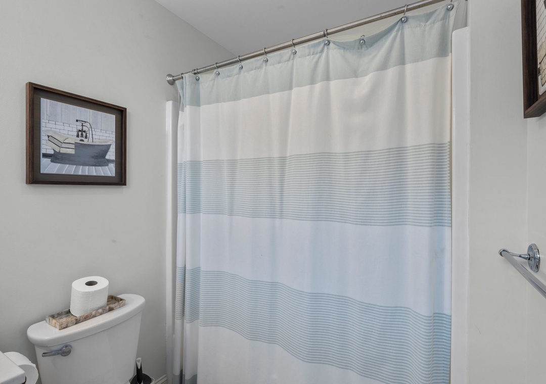 Mid-Floor Queen Room Bathroom