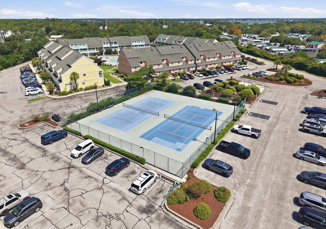 Oma’s Emerald Retreat | Community Tennis Courts