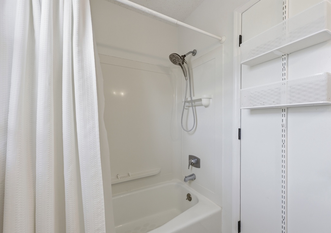 Dolphin Reach Up | Ensuite with Combo Tub/Shower