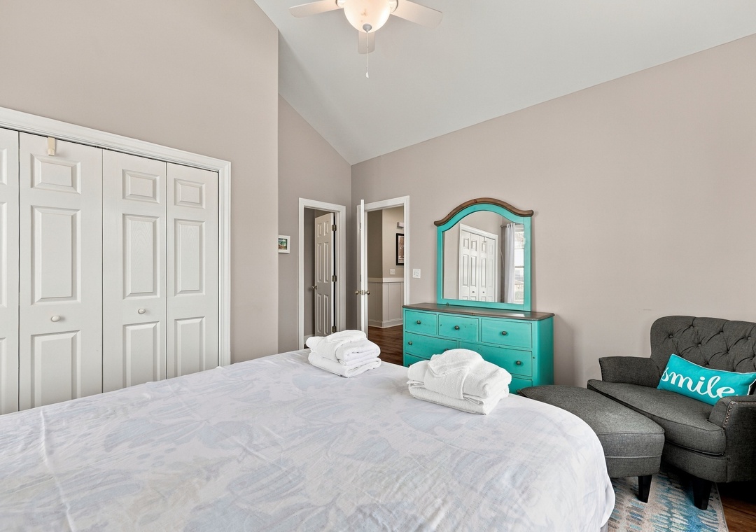A Time to Remember | Mid Level Queen Bedroom