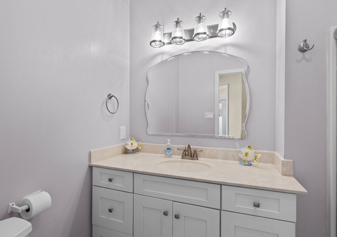 Mid-Floor Queen Bathroom