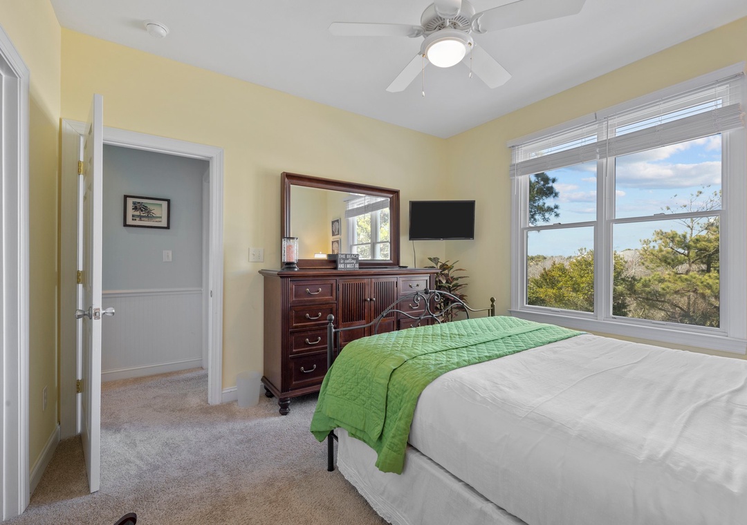 Mid-Floor Queen Room