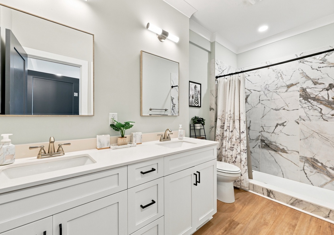 Emerality | Second Level Ensuite