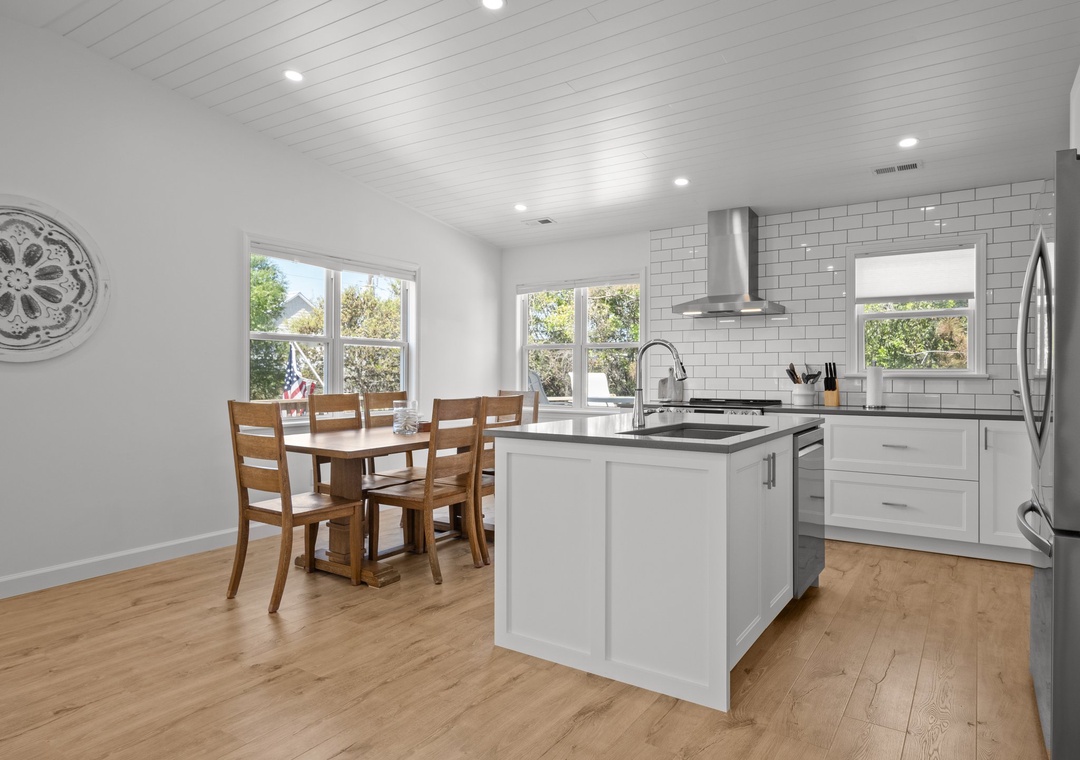 Dining/Kitchen Area