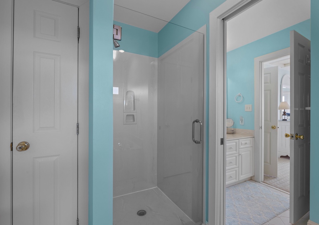 King Rooms Shared Jack and Jill Style Bathroom