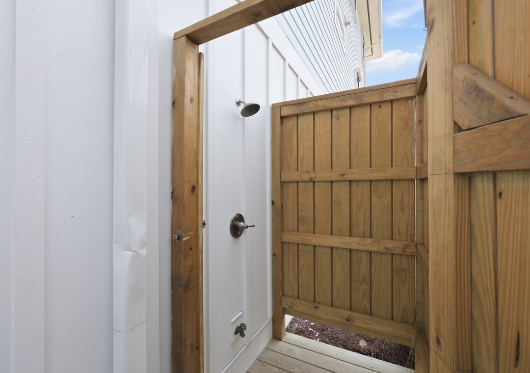 Emerality | Outdoor Shower