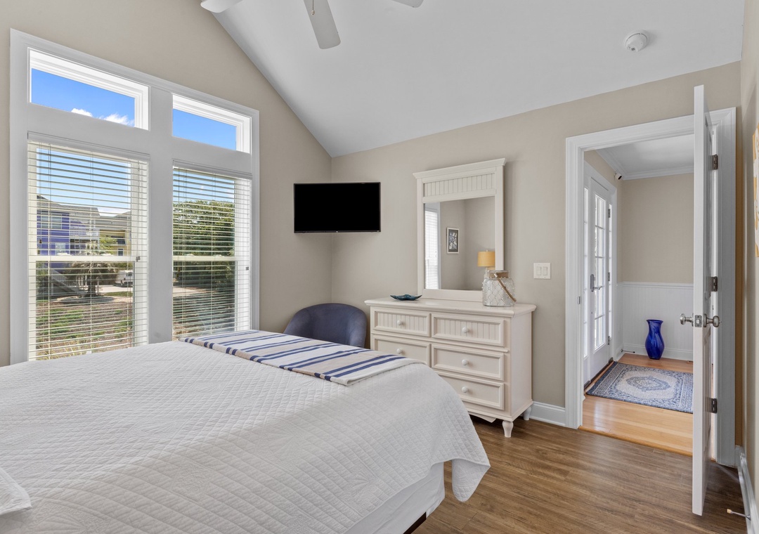 Mid-Floor Queen Suite
