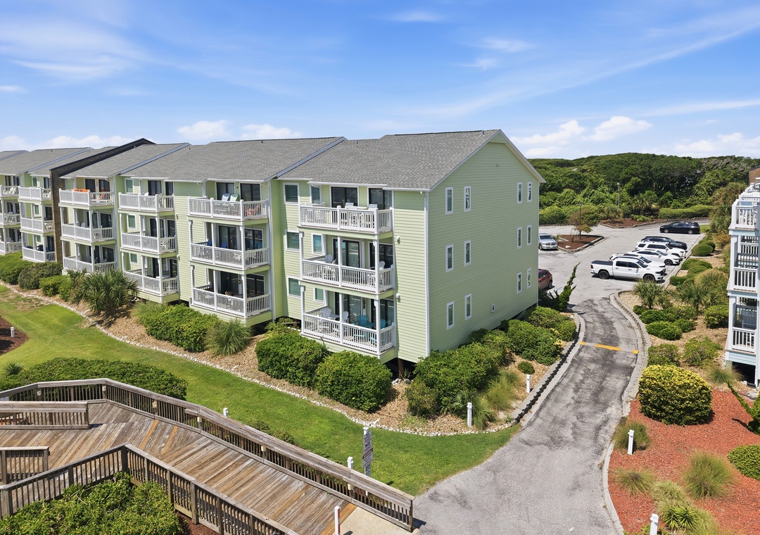 Oma’s Emerald Retreat | Condo Exterior