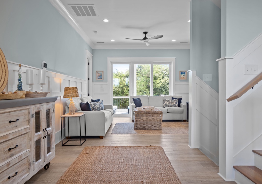 Mid-Floor Sitting Area