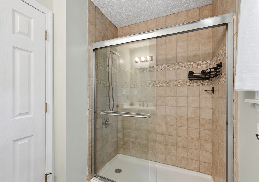 Ospreys Nest | Second Floor Full Hall Bathroom