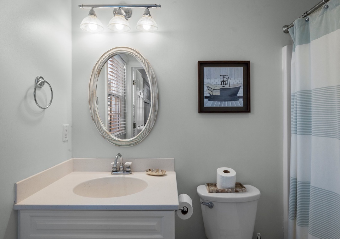Mid-Floor Queen Room Bathroom