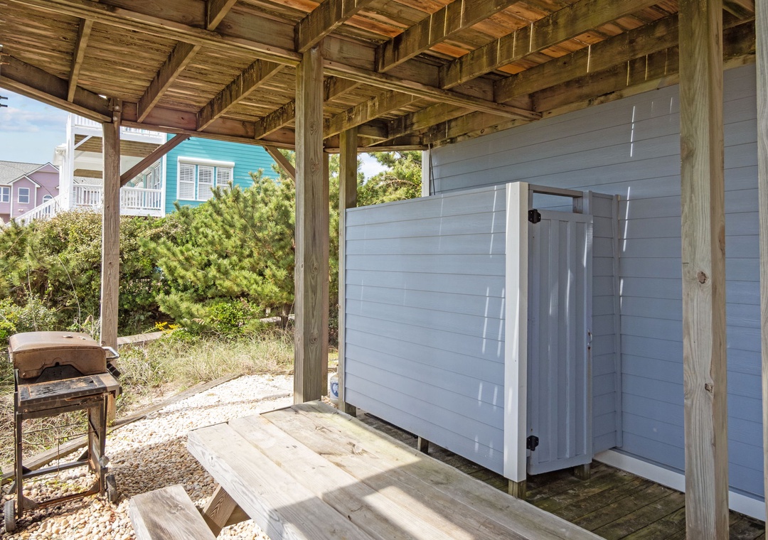 Outdoor Shower and Eating area