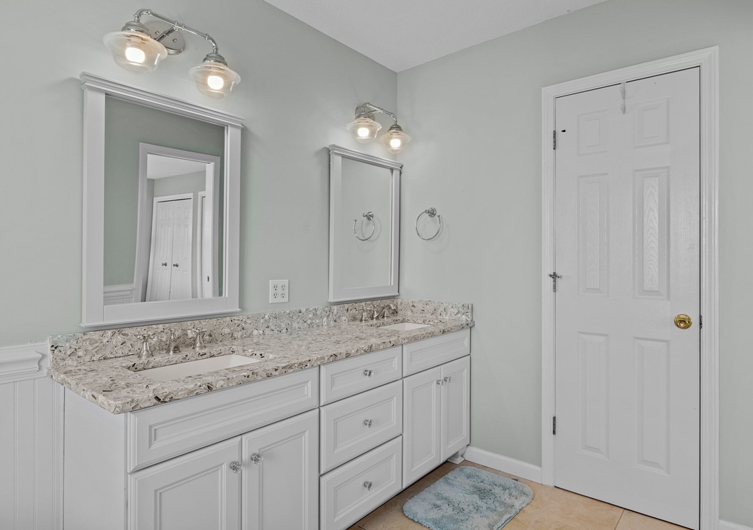 Mid-Floor King Suite Bathroom