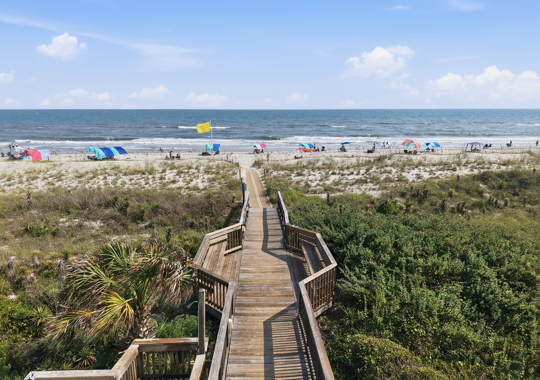 Char’s Cozy Condo | Community Beach Access