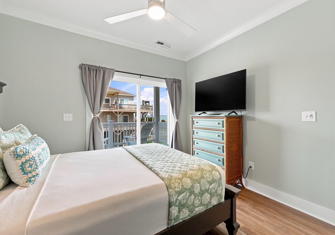 Emerality | Second Level Queen Bedroom