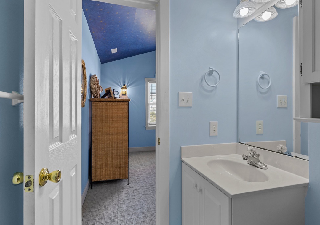 King Rooms Shared Jack and Jill Style Bathroom