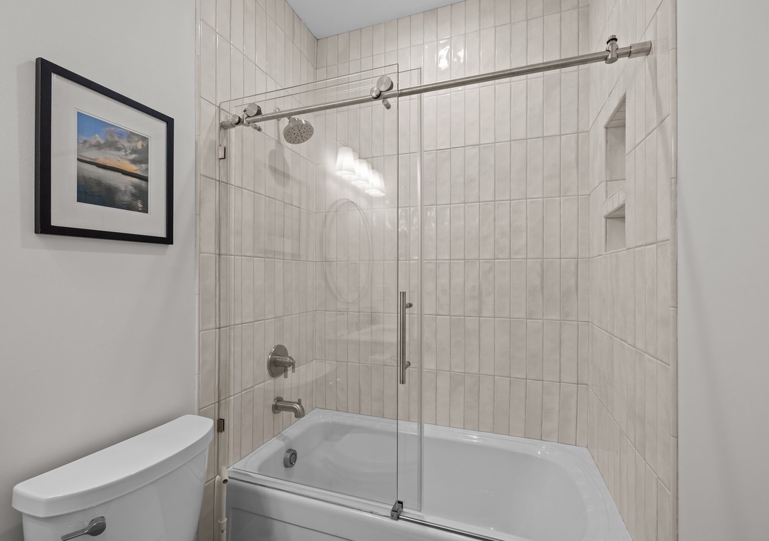 2nd Floor Queen Oceanview Ensuite