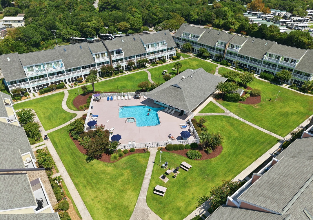 Oma’s Emerald Retreat | Outdoor Community Pool