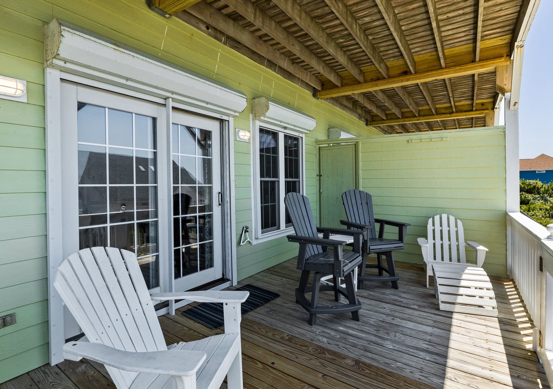 Outdoor Seating on Mid-Floor Deck