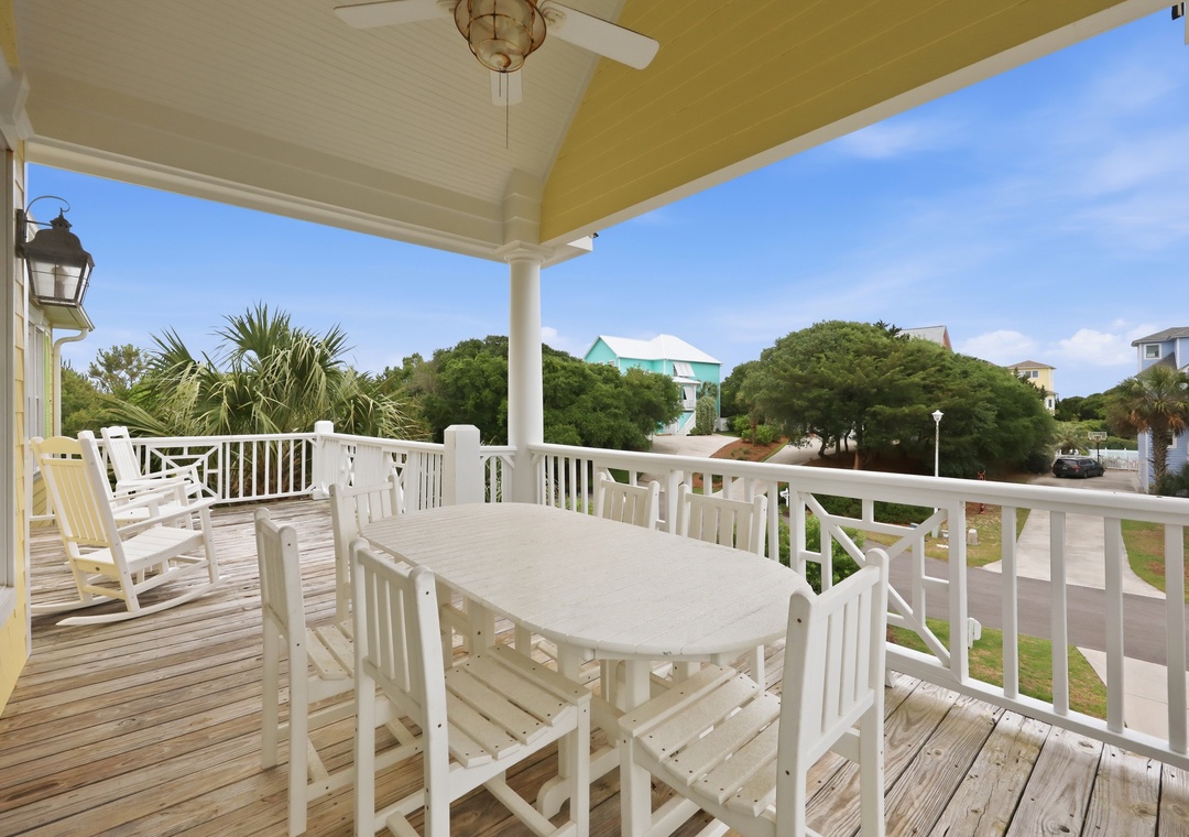 3rd floor deck- perfect for outdoor dining