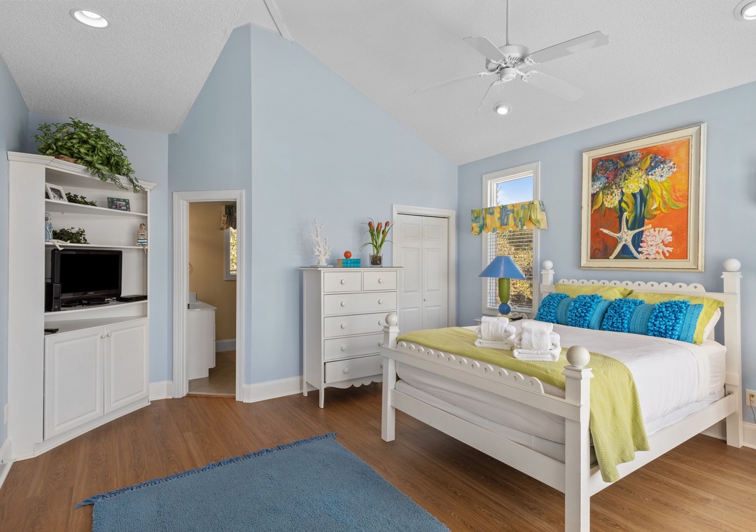 Mid-Floor Queen Room