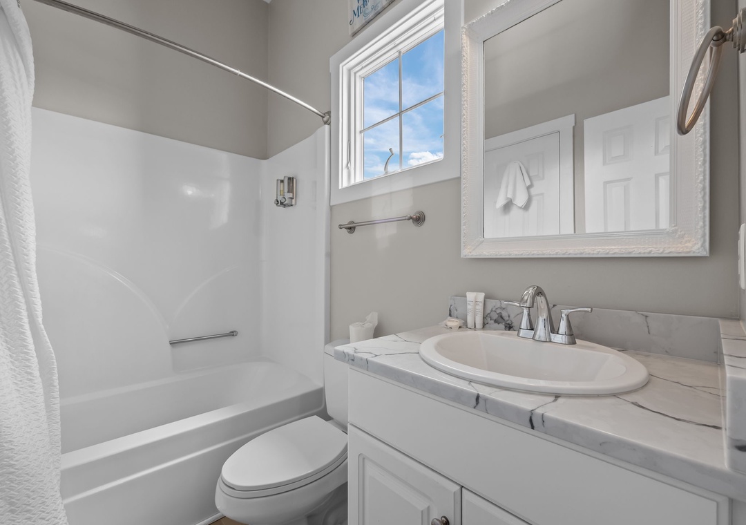 Top Floor King Room Bathroom