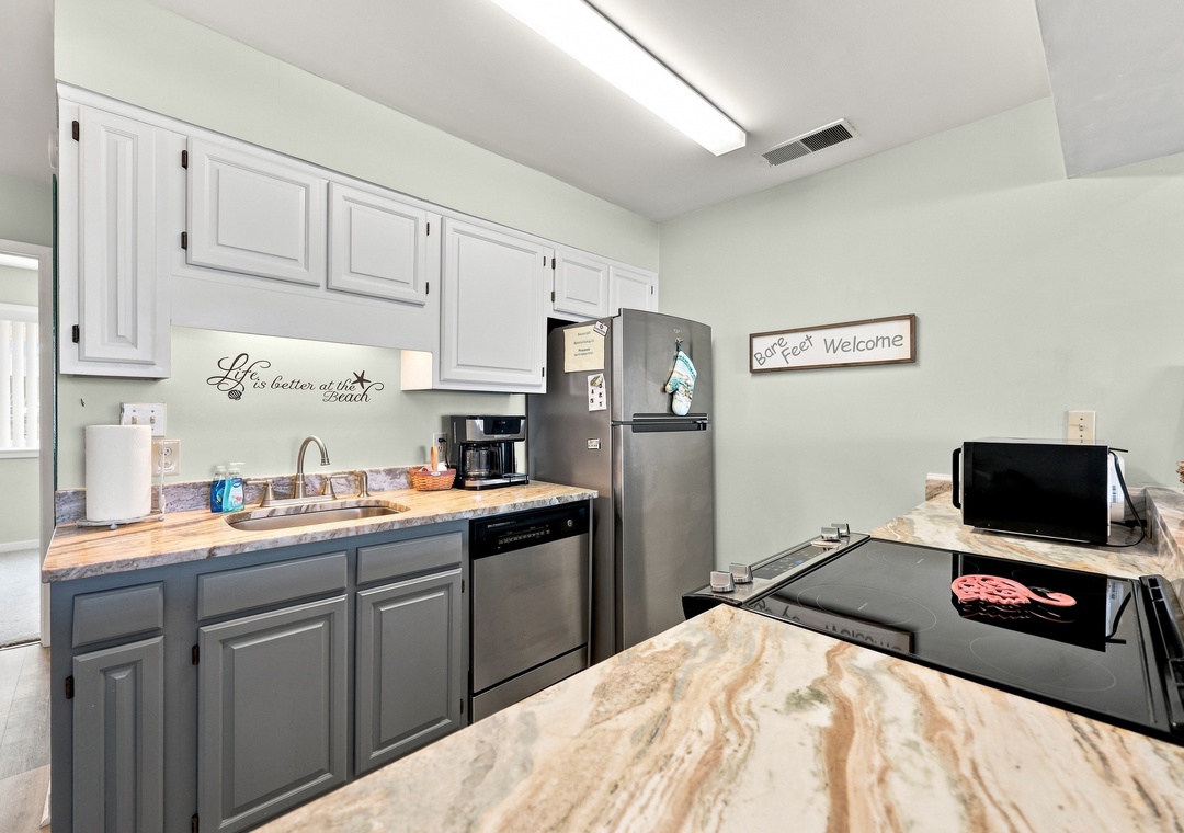 Char’s Cozy Condo | Kitchen and Full-Size Appliances