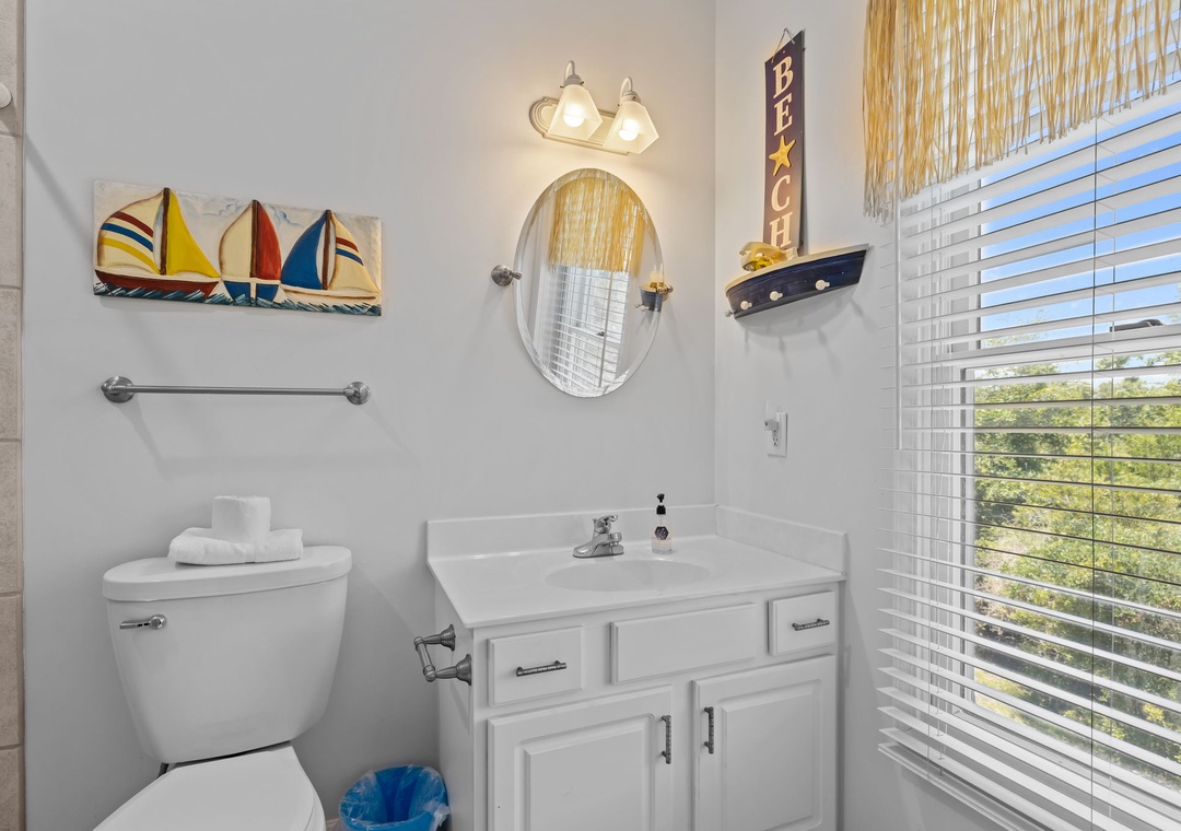 Queen Suite Full Bathroom