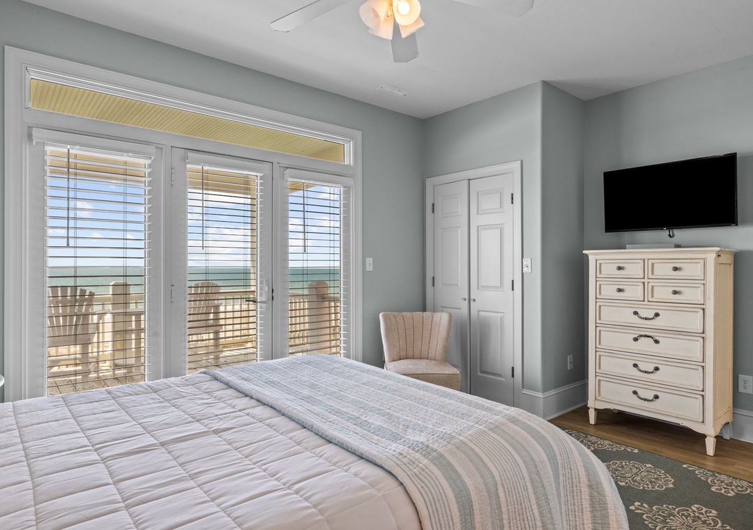 2 Oceanfront queen bedroom
