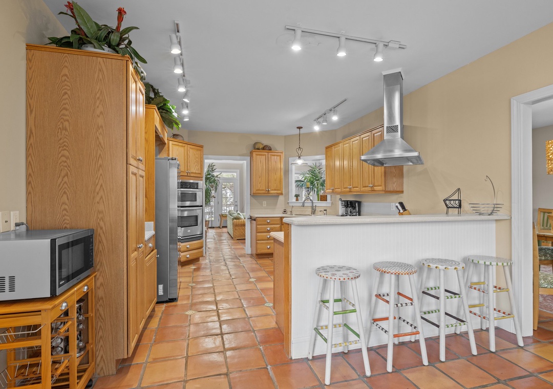 Kitchen and Counter Seating