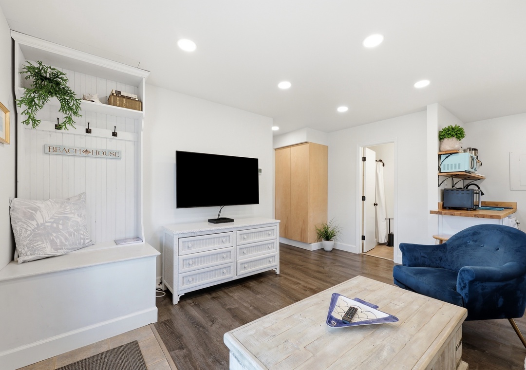 Dolphin Reach Down | Living Area