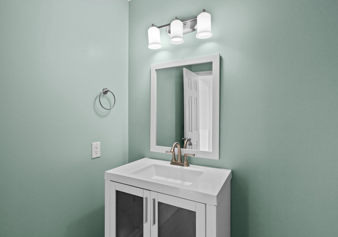 Top Floor 1/2 Bathroom