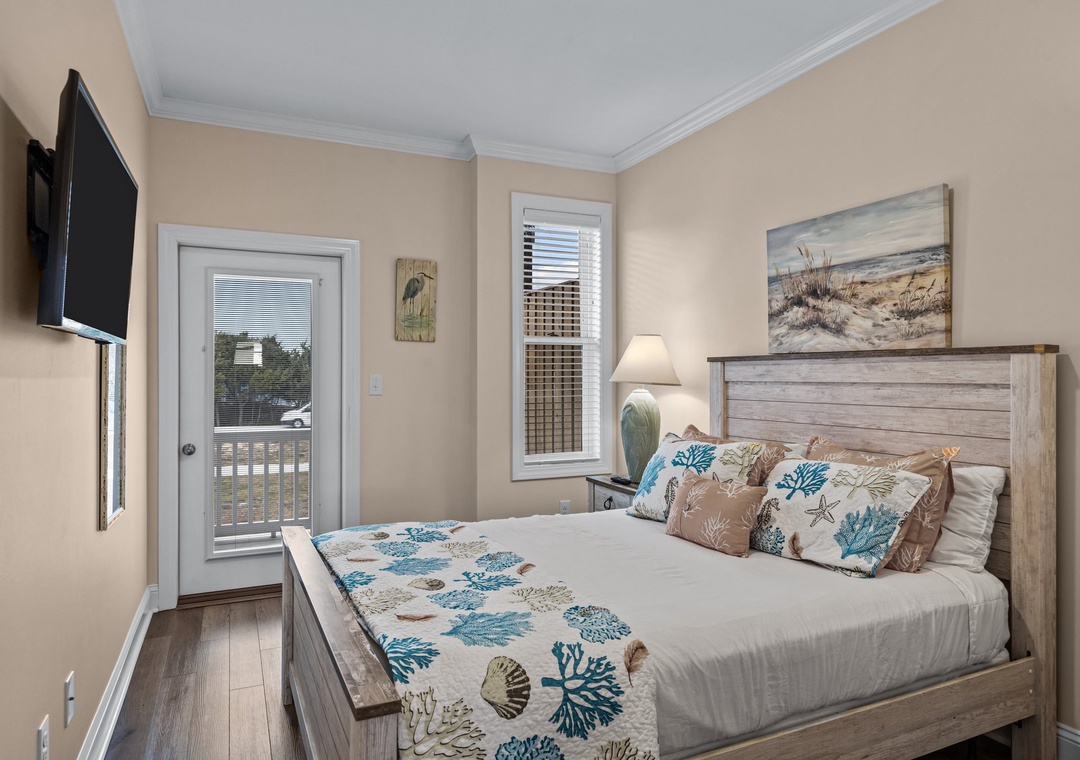 Queen Bedroom - 2nd Floor