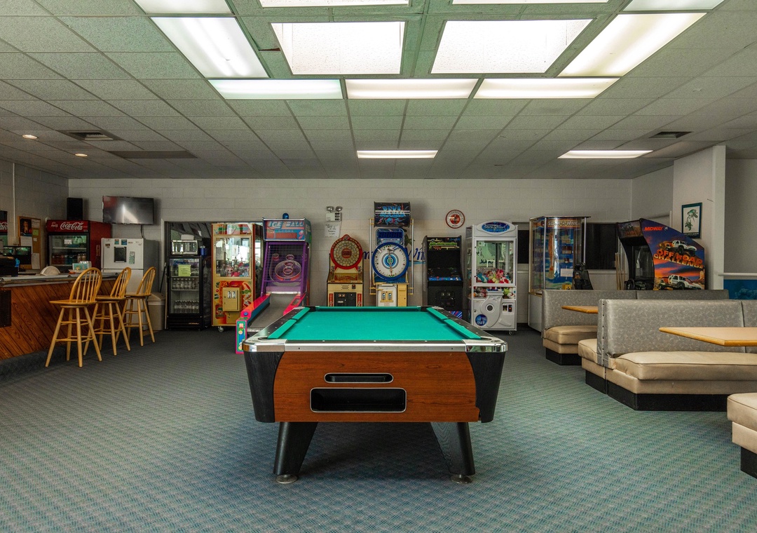 Summer Winds B-233 | Community Game Room