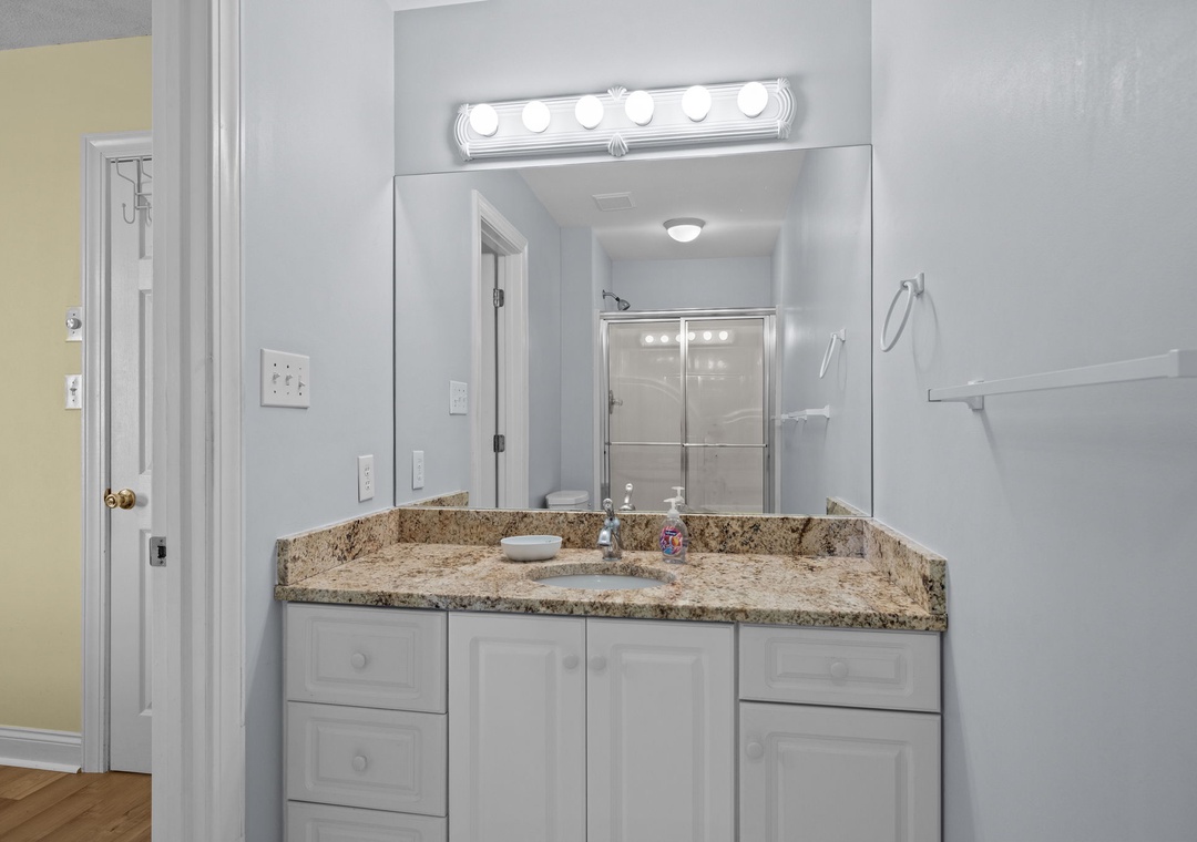 Top Floor Queen Suite Bathroom
