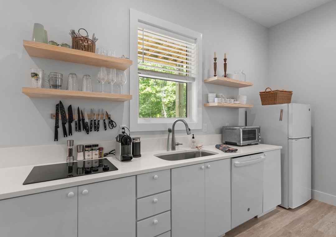 Kitchenette- Fully Equipped!