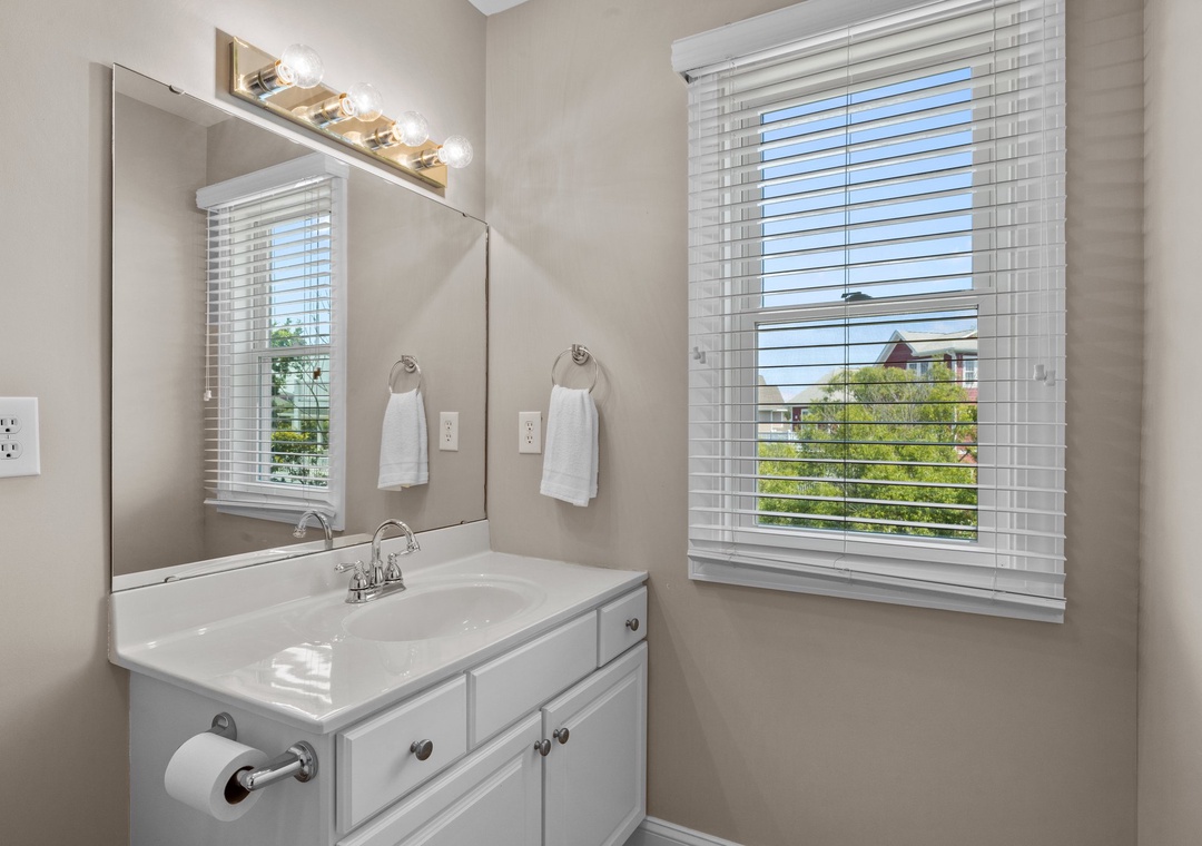 Mid-Floor Queen Suite Bathroom