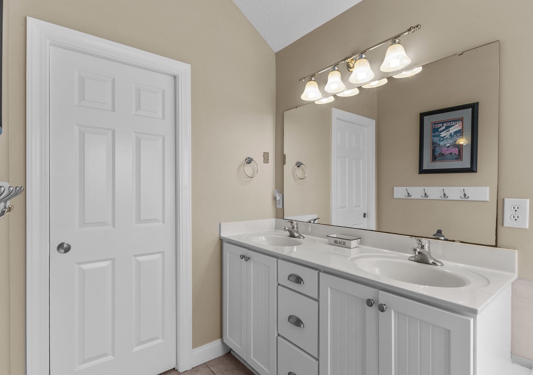 Mid-Floor Queen Suite Bathroom