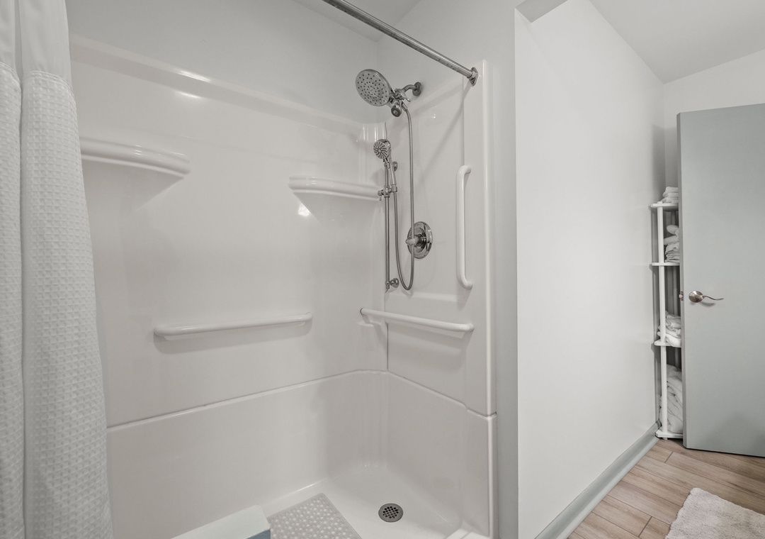 Mid-Floor Hallway Bathroom