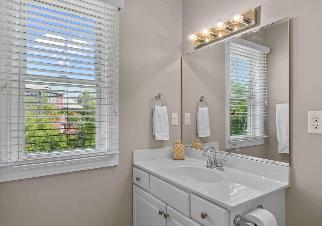 Mid-Floor Queen Room Bathroom