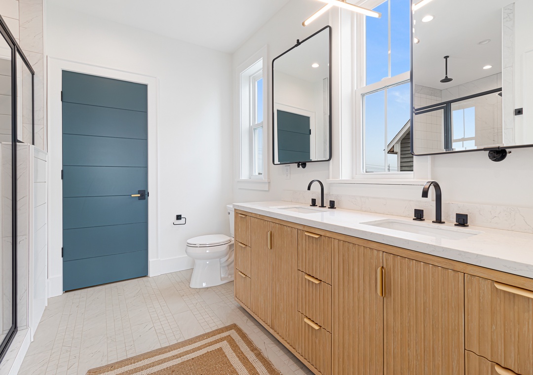 Sea Spray East | Queen Bedroom with Ensuite Bath