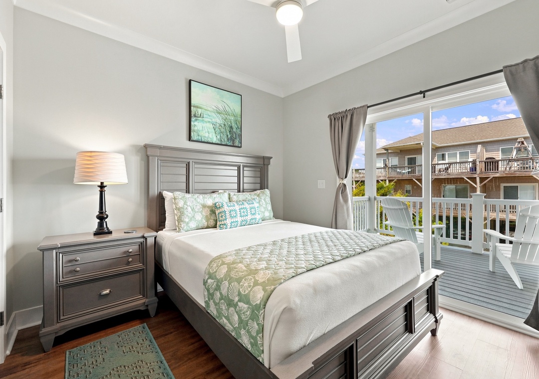 Emerality | Ground Level Queen Bedroom