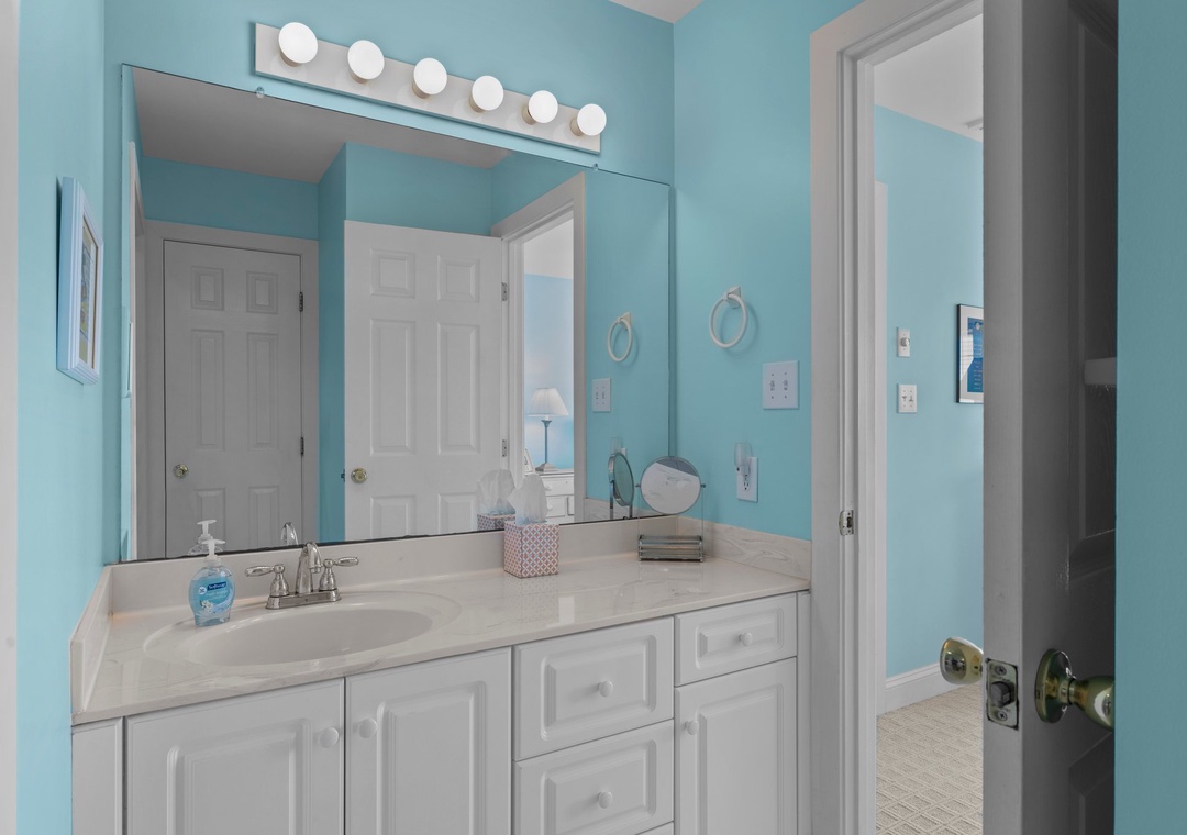 King Rooms Shared Jack and Jill Style Bathroom