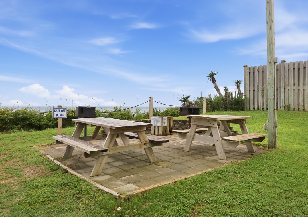 Summer Winds B-233 | Community Picnic Area