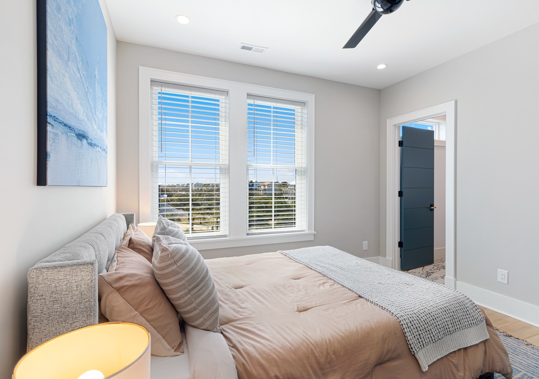 Sea Spray West | Queen Bedroom