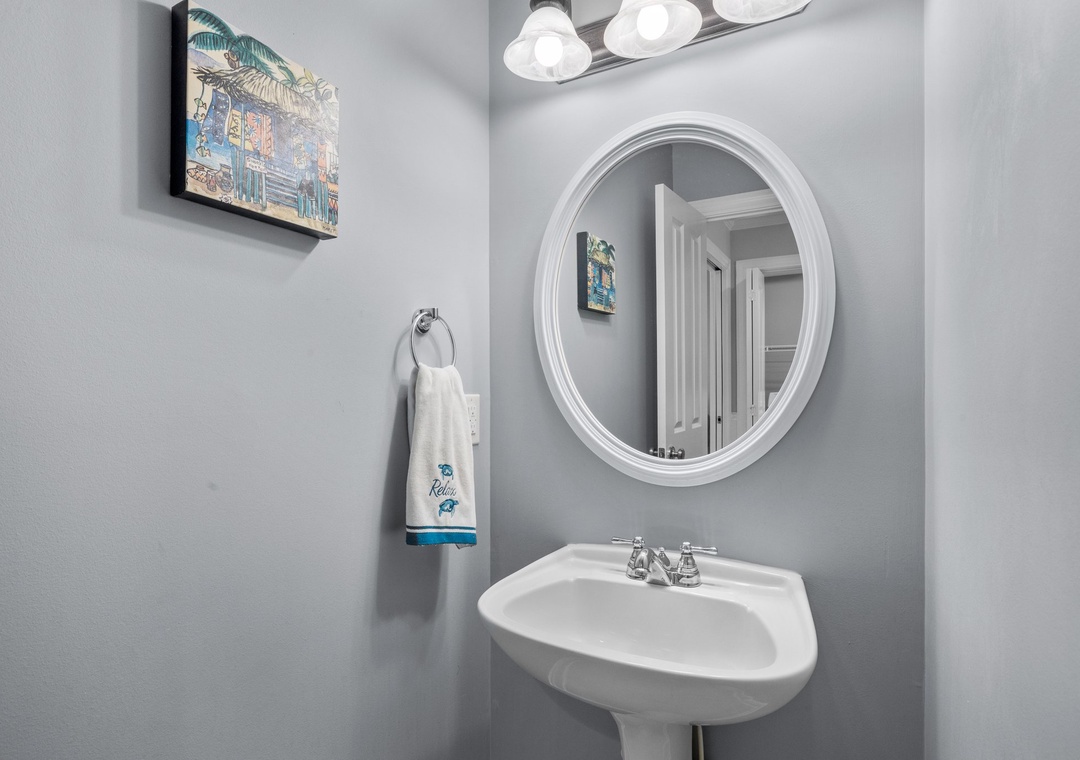 1/2 Bath off Mid-Floor Living Room
