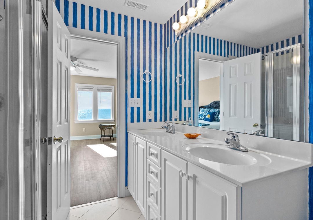Top Floor King Suite Bathroom