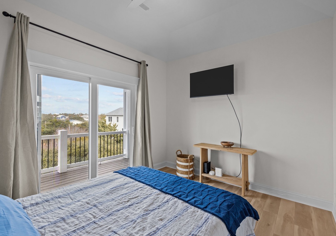 3rd Floor Queen- Soundview