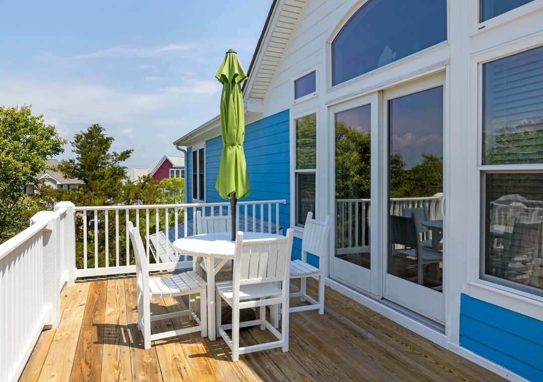 Top Floor Deck Dining Area