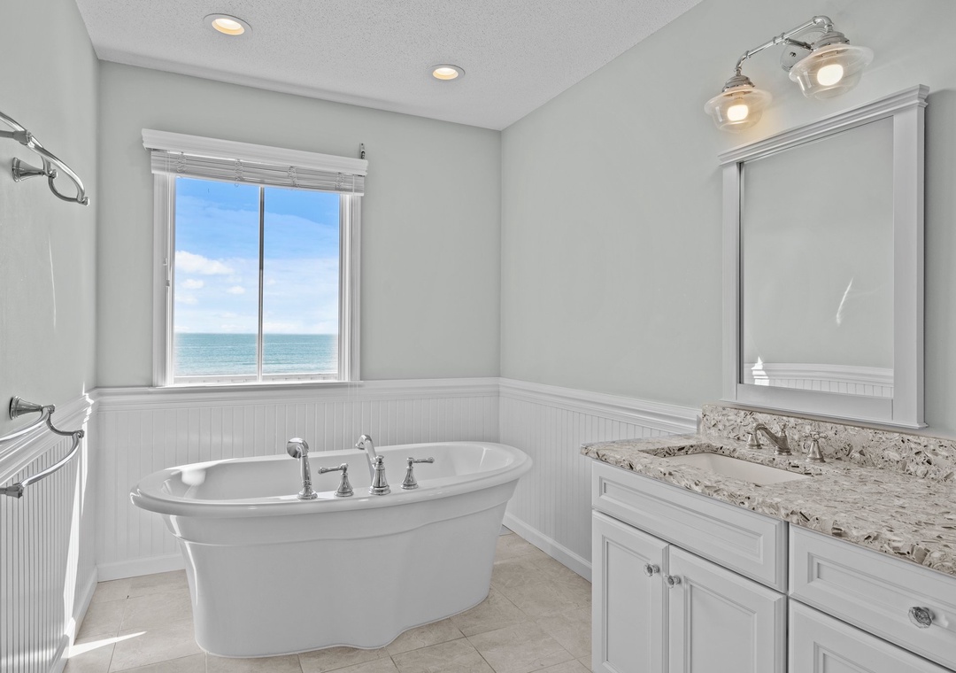 Mid-Floor King Suite Tub with a View